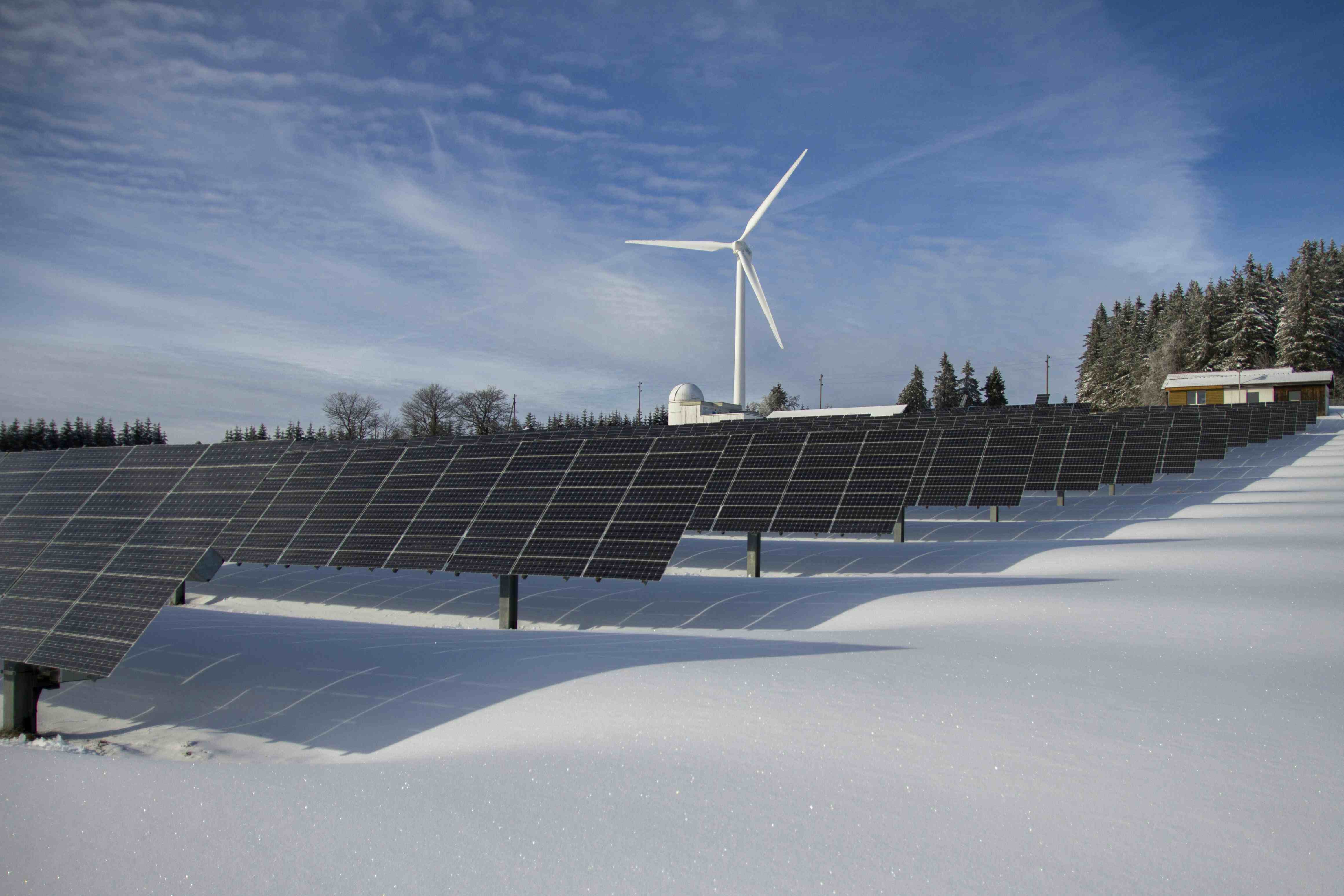 Normative e incentivi 2025: cosa sapere prima di acquistare un inverter fotovoltaico in Italia